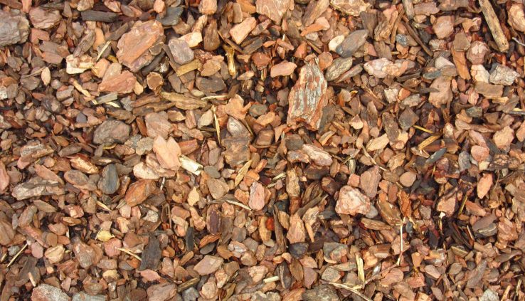 Rindenmulch im Herbst als Winterschutz Frostschutz für Garten Grüanlagen Parks. Reloga Holz- und Kompostprodukte