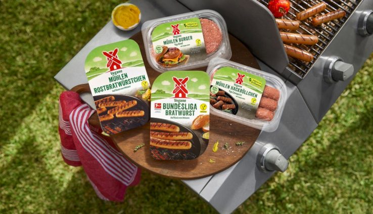 Passend zum Start der Grillsaison bringt auch die Rügenwalder Mühle mit der Kampagne "Nur fürs Essen da" ihre veganen Grillklassiker zurück.